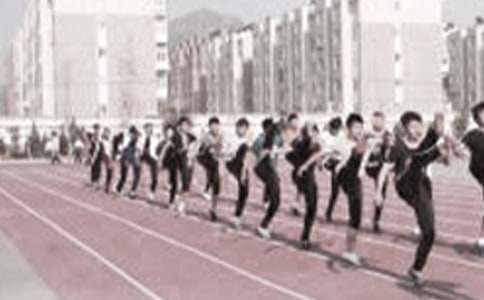 如何在篮球冬令营中加强体能训练?_1